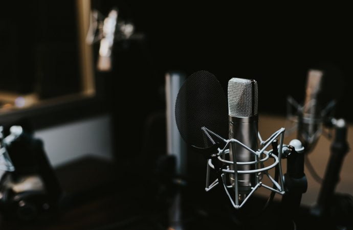 Ai in plan realizarea unui podcast? Iata ce microfon poti folosi!