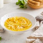 Supă de pui cu tăieței de casă – rețetă aromată și reconfortantă